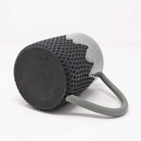 Cieri Fabrication drip mug in sage / black clay body - Picture 4 of 13